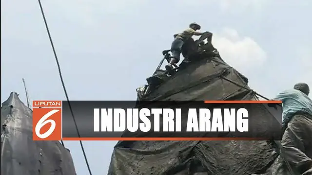 Petugas menertibkan industri arang yang mencemari lingkungan di Cilincing, Jakarta Utara.