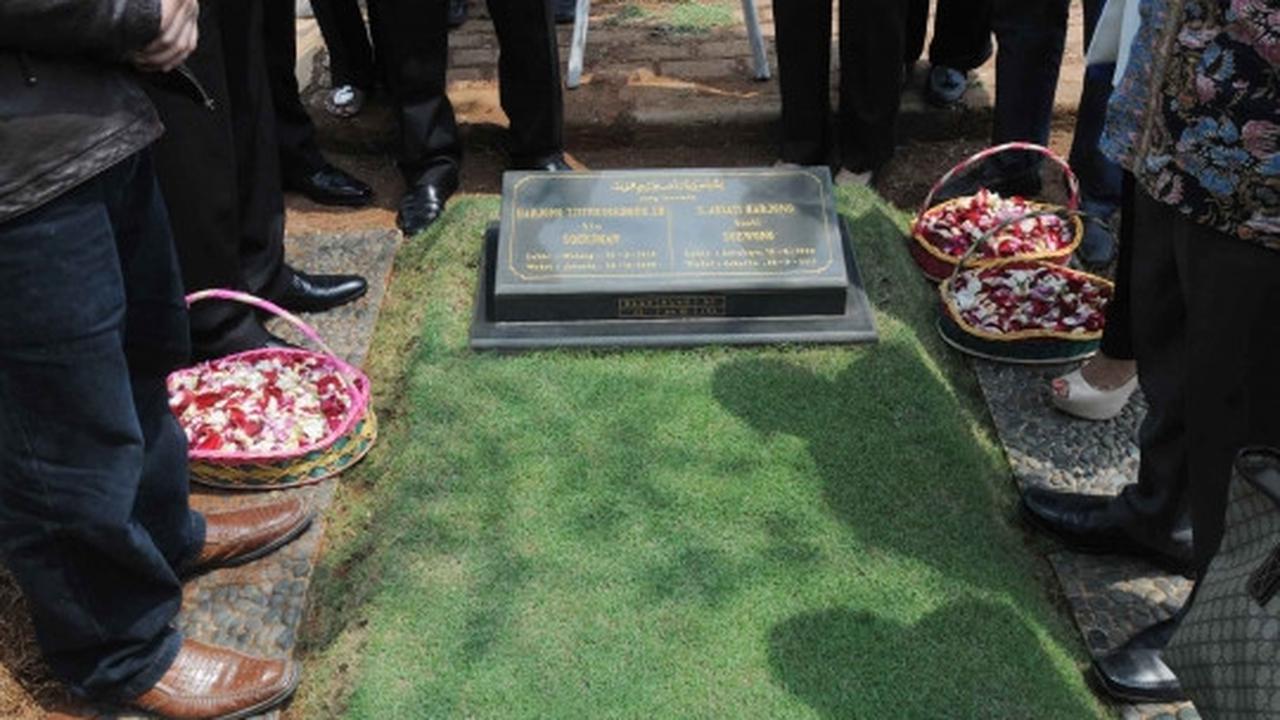 Tabur bunga di makam tokoh pahlawan advokat Indonesia