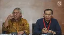 Ketua KPU Arief Budiman (kiri) dan Wakil Ketua KPK Saut Situmorang (kanan) memberi keterangan terkait kerja sama LHKPN di Gedung KPK, Jakarta, Senin (8/4). KPU dan KPK mengumumkan nama-nama anggota legislatif yang telah memberikan LHKPN. (merdeka.com/Dwi Narwoko)