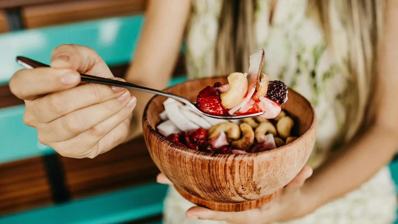 Ingin Sarapan Lebih Sehat? Coba Resep Smoothie Bowl yang Kaya Serat dan Rendah Kolesterol Ini