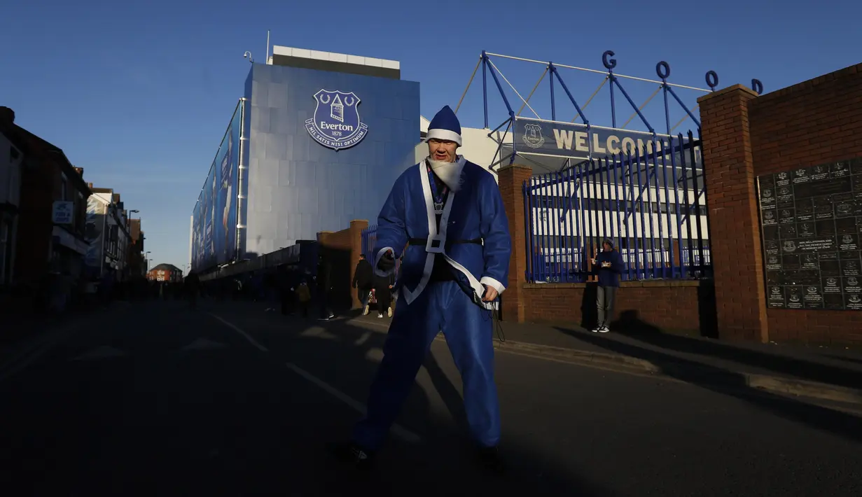  Sinterklas biru dari Fan Everton saat mendukung timnya berlaga di Stadion Goodison Park, (4/12/2016).  (Action Images via Reuters/Carl Recine )