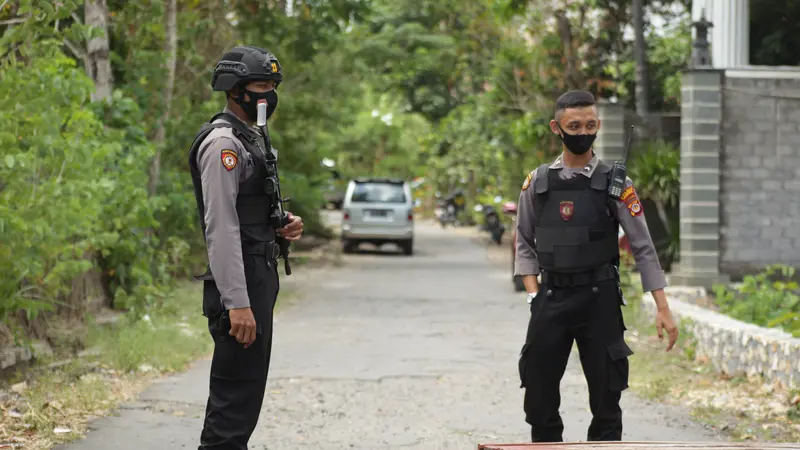 Polisi berjaga di sekitar rumah yang digeledah terkait dugaan terorisme, di Gunungkidul. (Foto: Liputan6.com/Hendro Ary Wibowo)