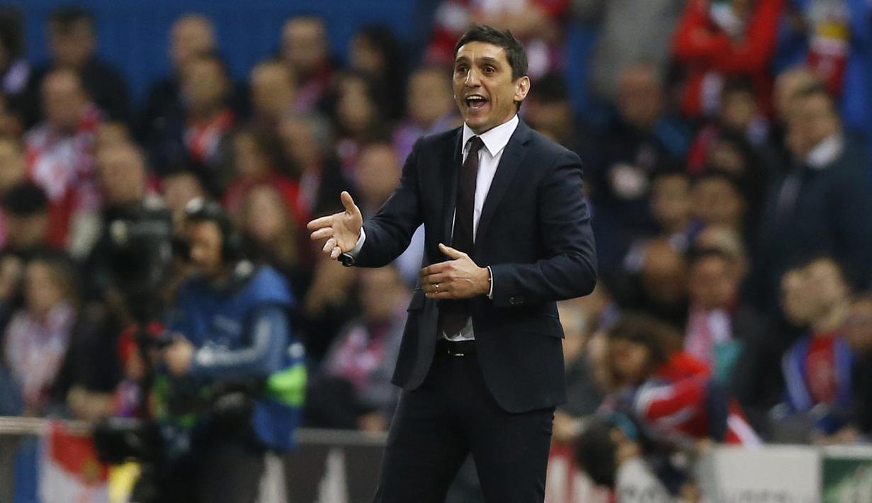 Ekspresi pelatih Leverkusen, Tayfun Korkut saat memimpin anak asuhnya melawan Atletico Madrid pada leg kedua Babak 16 Besar Liga Champions di Vicente Calderon stadium, Madrid,  Rabu (15/3/2017). Atletico lolos dengan agregat 4-2. (AP/Daniel Ochoa de Olza)