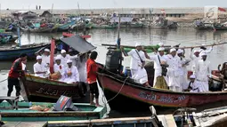 Umat Hindu menggunakan perahu untuk mengambil air kehidupan (Tirta Amerta) jelang Hari Raya Nyepi Tahun Baru Saka 1941 di perairan Cilincing, Jakarta, Minggu (3/3). Melasti merupakan upacara penyucian diri. (merdeka.com/Iqbal S Nugroho)