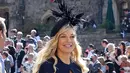 Mantan kekasih Pangeran Harry, Chelsy Davy tiba menghadiri pernikahan Pangeran Harry dan Meghan Markle di Kapel St George, Kastil Windsor, (19/5). Chelsy Davy tampil cantik dengan gaun biru navy dipadukan topi berwarna senada. (AFP Photo/Chris Radburn)