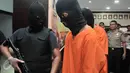 Salah satu tersangka diperlihatkan saat press release pengungkapan jaringan narkotika internasional oleh Bareskrim, Jakarta, Selasa (7/3). (Liputan6.com/Yoppy Renato)