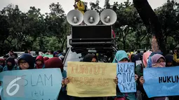 Sejumlah mahasiswi membawa poster saat melakukan aksi unjuk rasa di depan Gedung Balai Kota, Jakarta, Selasa (18/10). (Liputan/Faizal Fanani)