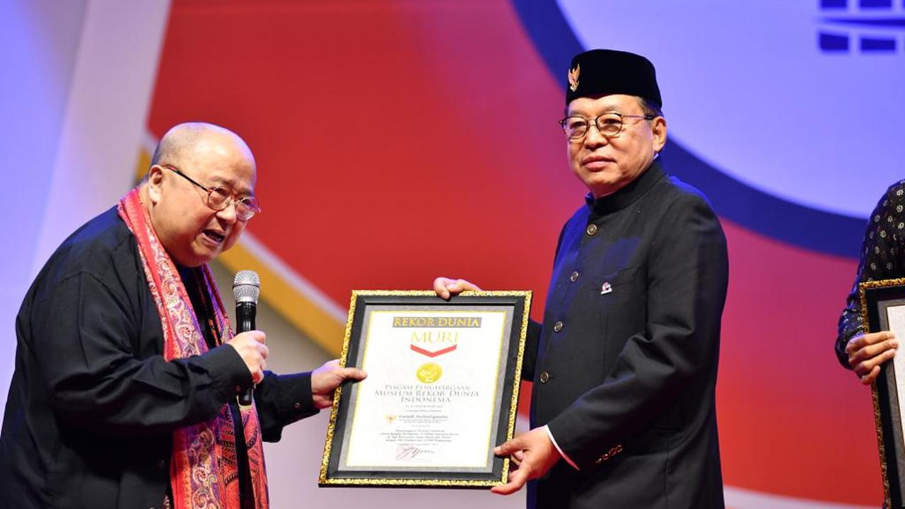 Museum Rekor Dunia Indonesia (MURI) memberikan penghargaan kepada KBRI Seoul atas kesuksesan penyelenggaraan Festivasl Indonesia tahun 2023 (KBRI Seoul).