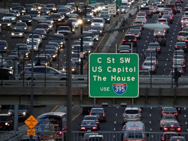Kondisi lalu lintas pada jam sibuk di Washington, AS, 20 Desember 2016. Kepadatan lalu lintas di Washington terlihat pada jam sibuk, terlebih memasuki libur Natal dan Tahun baru. (REUTERS/Joshua Roberts)