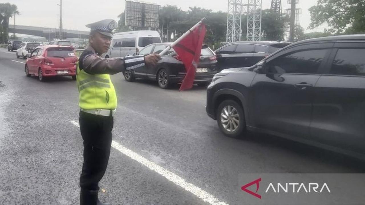 Banjir Landa Tol Sedyatmo, Polisi Lakukan Pengalihan Arus Demi Kelancaran Lalu Lintas