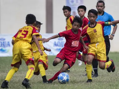 Pemain Asiop Apacinti berusaha melewati kepungan pemain Salfas Soccer pada final Danone Nation Cup 2018 Regional DKI Jakarta di Stadion Sunter, Jakarta, Minggu (1/4/2018). Asiop menang 3-0 atas Salfas. (Bola.com/Vitalis Yogi Trisna)