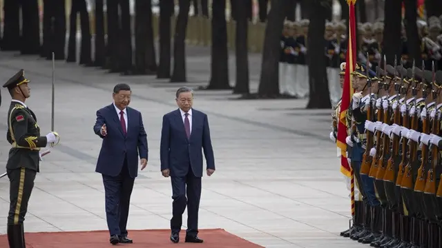 Presiden Vietnam To Lam dan Presiden China Xi Jinping saat bertemu di Beijing, Senin (19/8/2024).