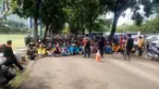 Sebuah mobil Nissan Terrano warna hitam tertinggal di sekitar rumah Susilo Bambang Yudhoyono (SBY) di kawasan Kuningan, Jakarta Selatan. Diduga mobil tersebut mengangkut logistik untuk massa yang berunjuk rasa di rumah presiden ke-6 RI itu.