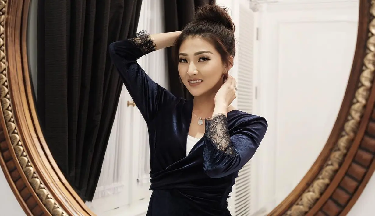 Sarwendah, terkenal dengan penampilannya yang berdaster dan sederhana. Namun siapa sangka saat berada di luar rumah, Sarwendah pun gayanya jug stylish banget seperti gadis remaja. (Instagram/Sarwendah29)