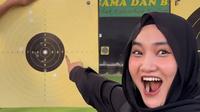 Di tengah kesibukan nyanyi, Fatin Shidqia Lubis rutin menjalani hobi baru. Pelantun "Aku Memilih Setia" kini menekuni olahraga menembak. Seperti apa?