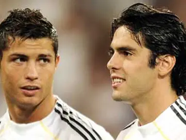 Dua bintang Real Madrid, Cristiano Ronaldo (kiri) dan Kaka sebelum laga lawan Rosenborg di turnamen Santiago Bernabeu, 24 Agustus 2009. Madrid unggul 4-0. AFP PHOTO/Pedro ARMESTRE