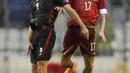 Pemain Kroasia Andrej Kramaric (kiri) berebut bola dengan pemain Rusia Aleksandr Golovin pada pertandingan sepak bola kualifikasi Grup H Piala Dunia 2022 di Stadion Poljud, Split, Kroasia, 14 November 2021. Kroasia menang 1-0. (AP Photo/Darko Bandic)