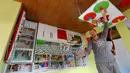 Seorang turis berselfie di ruang dapur rumah terbalik di kota resor Mediterania, Antalya, Turki, Sabtu (12/11). Keberadaan rumah terbalik ini menjadi daya tarik tersendiri untuk wisatawan. (REUTERS/Murad Sezer)