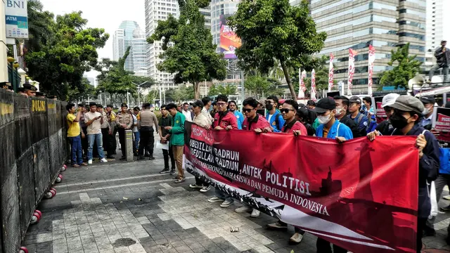 Mahasiswa yang tergabung dalam Aliansi Mahasiswa Peduli Keadilan (AMPK) melakukan aksi unjuk rasa di depan Gedung Kemendikbudristek RI.