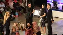 Artis Maudy Ayunda menerima cendramata di EGTC 2017 di Universitas Gadjah Mada, Yogyakarta, Rabu (1/11). EGTC 2017 menghadirkan tokoh-tokoh inspiratif bertujuan agar para mahasiswa memperoleh pengalaman dan wawasan baru. (Liputan6.com/Helmi Afandi)