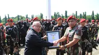 Kopassus Dapat Sertifikat Rekor MURI Terjun Bebas Tandem Satwa
