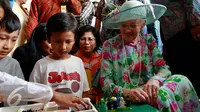 Ratu Denmark Margrethe II bermain lego dengan sejumlah anak di RPTRA Kenanga di Cideng, Jakarta, Kamis (22/10/2015). Kunjungan sekaligus menyumbangkan permainan Lego bagi sejumlah anak-anak di RPTRA. (Liputan6.com/Yoppy Renato)