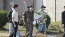 Jin sempat melambai ke arah media yang meliput, sebelum naik ke mobil, meninggalkan lokasi. (Im Byung-shik/Yonhap via AP)