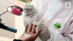 Tenaga medis mengambil sampel darah saat rapid test Covid-19 gratis di danau Asya Jakarta Garden City, Jakarta Timur (28/5/2020).Perumahan  Asya memberikan layanan rapid test sebagai upaya membantu pemerintah dalam menekan penyebaran Covid-19 dengan konsep drive thru. (Liputan6.com/Fery Pradolo)