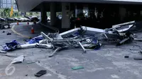 Sebuah gondola hancur berkeping-keping setelah jatuh dari lantai 23 Gedung Intiland Tower Sudirman, Tanah Abang, Jakarta, Rabu (26/10). Aparat kepolisian sudah mendatangi lokasi dan melakukan olah TKP. (Liputan6.com/Gempur M Surya)