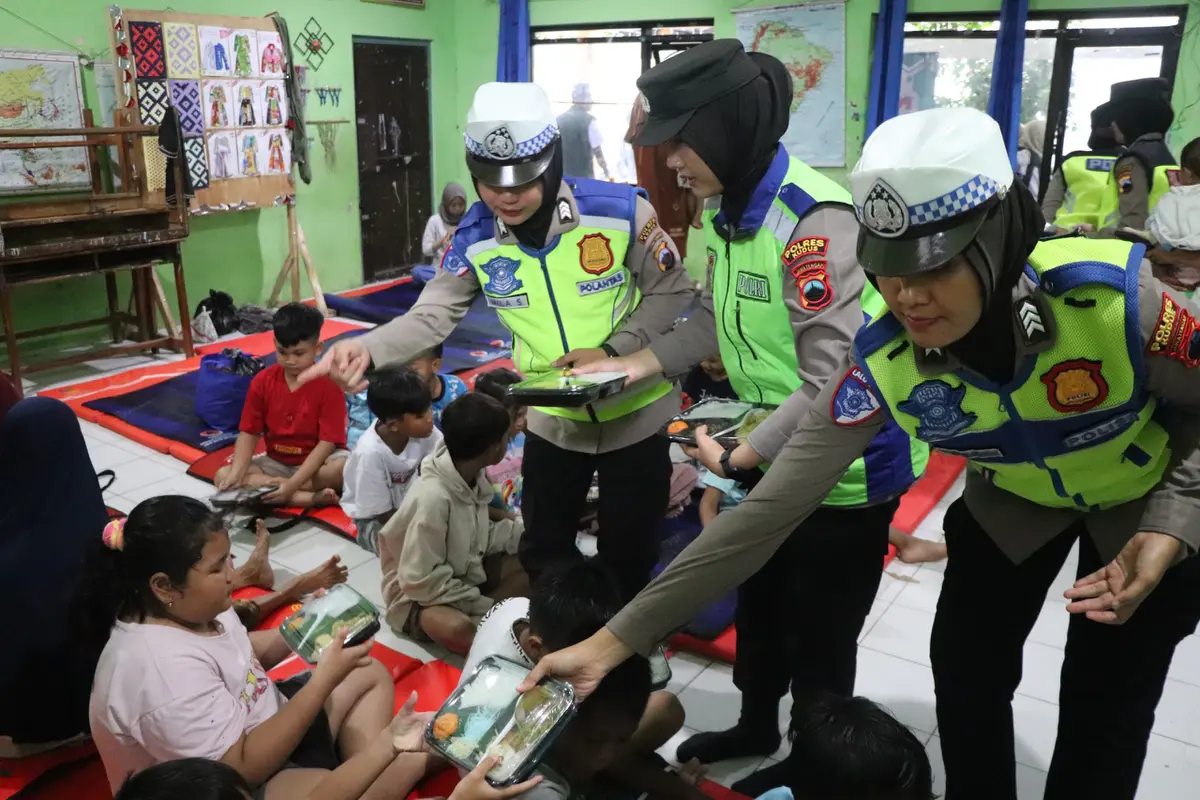 Korban banjir di Kudus dapat MBG. (Istimewa)