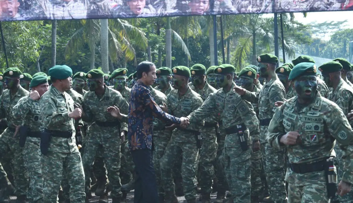 Presiden Jokowi bersalaman dengan prajurit Kostrad saat kunjungannya ke Madivif 1 Kostrad Cilodong, Jawa Barat, Rabu (16/11). Jokowi menjelaskan bahwa kunjungan kali ini untuk memastikan kesiapan pasukan dalam mengamankan NKRI. (DOK. PENKOSTRAD)