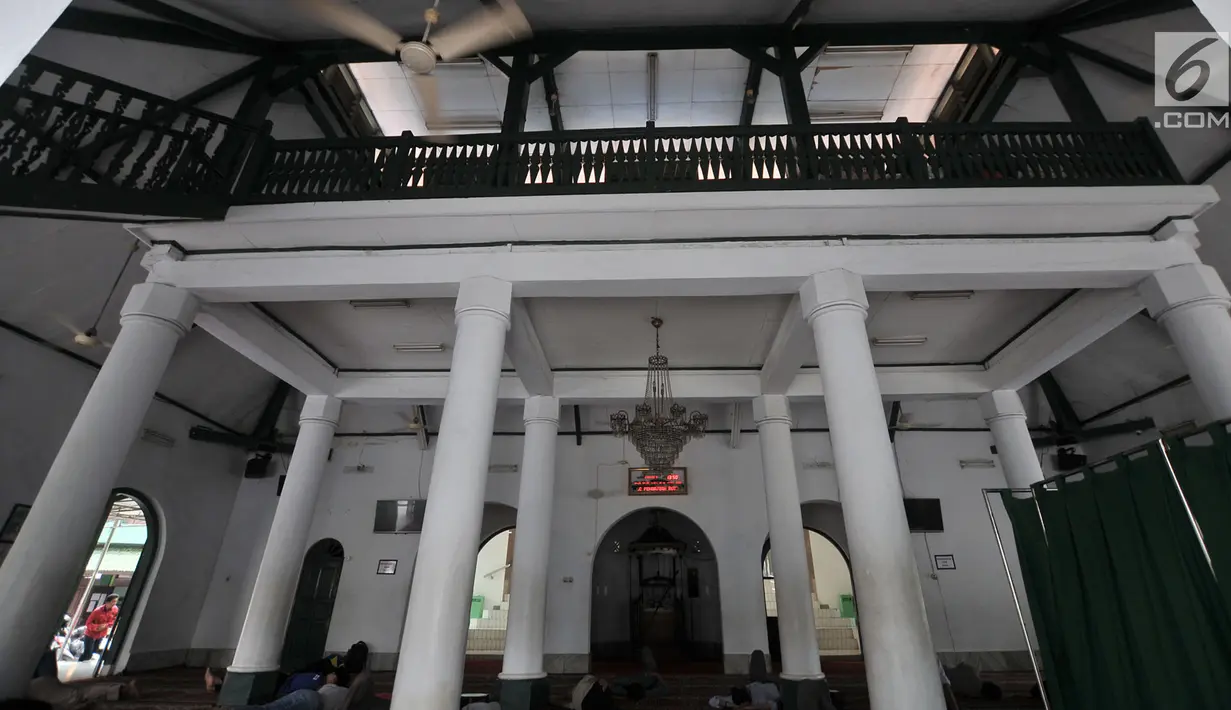 Suasana di dalam Masjid Jami Al-Makmur yang terletak di Cikini, Jakarta, Rabu (23/5). Masjid Jami Al-Makmur Cikini merupakan salah satu tempat ibadah umat Islam tertua di Jakarta. (Merdeka.com/Iqbal S Nugroho)