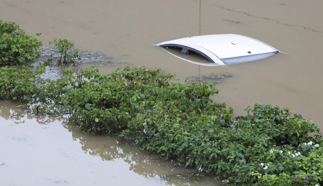 Sebuah mobil terendam di underpass jalan yang banjir menyusul hujan monsun di Gurgaon di pinggiran New Delhi (19/8/2020). Hujan lebat melanda New Delhi pada 19 Agustus, membanjiri jalan dan menumpuk kesengsaraan bagi penumpang di ibu kota India yang kacau balau. (AFP/Xavier Galiana)