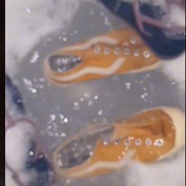 Aksi Wanita Bersihkan Sandal dan Sepatu dengan Mesin Cuci Tuai Perdebatan Warganet