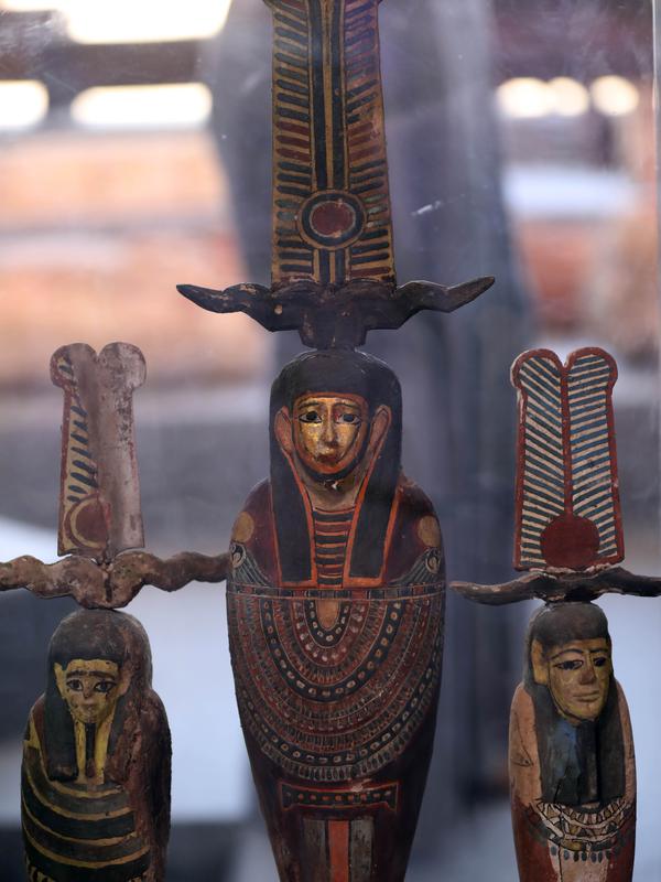 Sejumlah artefak yang baru ditemukan terlihat di situs penemuan peti mati kayu berwarna-warni di Provinsi Giza, Mesir, pada 14 November 2020. Kementerian Pariwisata dan Kepurbakalaan Mesir memamerkan 100 peti mati kuno yang baru ditemukan di Provinsi Giza dekat ibu kota Kairo. (Xinhua/Ahmed Gomaa)