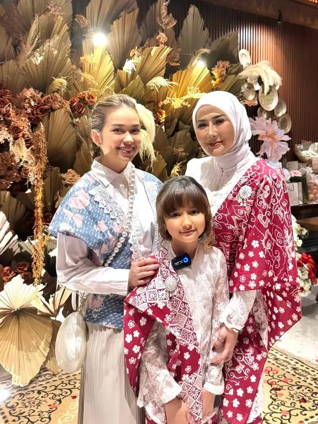 8 Adu Gaya Seleb Kenakan Kebaya & Wastra di Pesta Ultah Marissya Icha, Rebecca Klopper Pakai Batik-Vicky Shu Berkebaya Janggan