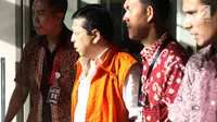 Tersangka kasus korupsi e-KTP Setya Novanto berjalan keluar seusai menjalani pemeriksaan di Gedung KPK, Jakarta, Jumat (24/11). Setnov menjalani pemeriksaan ketiga sebagai tersangka korupsi e-KTP. (Liputan6.com/Immanuel Antonius)