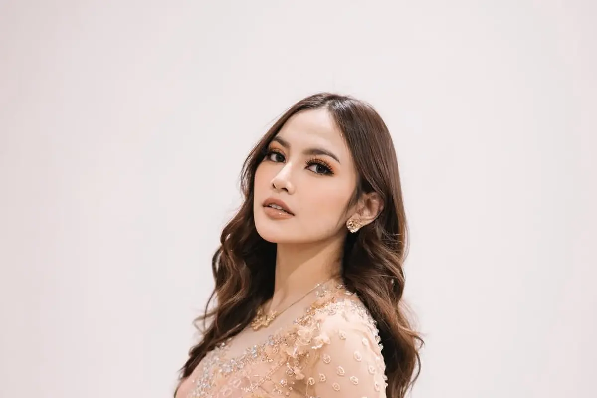 Potret Detail Kebaya Mewah Mahalini di Momen Tasyakuran 7 Bulan Kehamilan, Elegan dengan Warna Soft Mocca