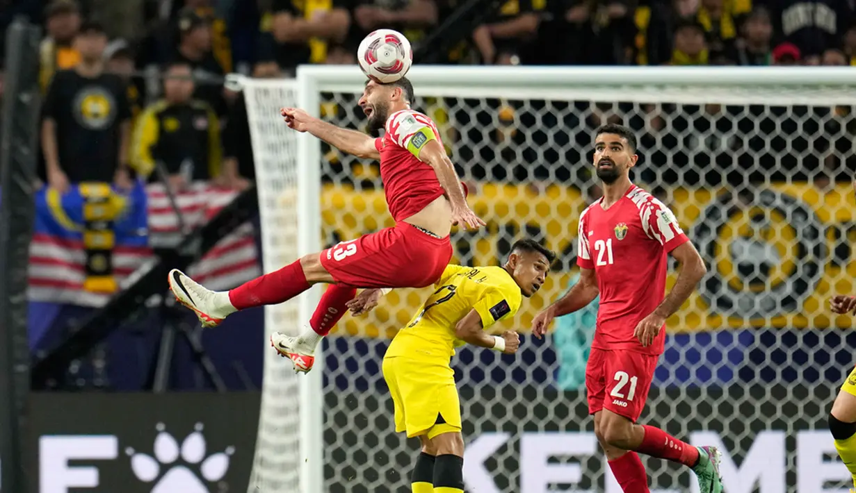 Yordania bermain impresif sepanjang 2x45 menit. Empat gol kemenangan Yordania atas Malaysia diborong oleh dua pemain, masing-masing Mahmoud Al-Mardi dan Musa Al-Tamari. (AP Photo/Aijaz Rahi)