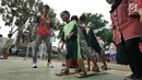 Anak-anak bermain permainan tradisional bakiak di RPTRA Melati Duri Pulo, Jakarta, Sabtu (13/10). Traditional Games Returns (TGR) mengampanyekan permainan tradisional Indonesia untuk membangkitkan eksistensinya. (Liputan6.com/Herman Zakharia)