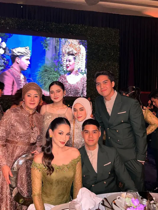 Agar tampil serasi bersama pasangan, kamu bisa tiru outfit couple ke kondangan ala artis. Intip inspirasi outfit couple ini dari El Rumi-Syifa Hadju hingga Al Ghazali-Alyssa Daguise [@diandramarsha]