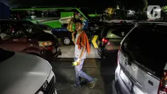 Seorang pedagang asongan menjajakan dagangannya di Pelabuhan Merak, Kota Cilegon, Banten, Rabu (19/4/2023). (Liputan6.com/Faizal Fanani)