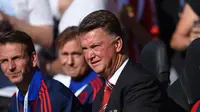 PEDE - Louis van Gaal pede mengantar MU juara Premier League usai mengalahkan Southampton 3-2, Minggu (20/9/2015) malam WIB. (Reuters / Stefan Wermuth)