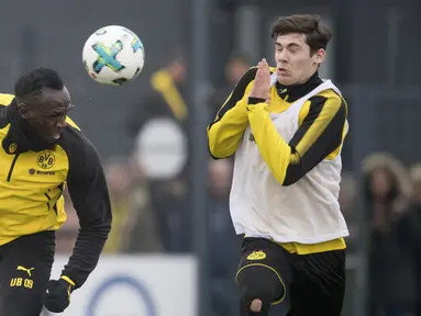 Usain Bolt saat mencetak gol lewat sundulan pada sesi latihan bersama Borussia Dortmund di Dortmund, Jerman, (23/3/2018). Bolt pensiun dari dunia atletik usai Kejuaraan Dunia 2017. (Bernd Thissen/dpa via AP)