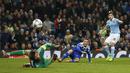 Pemain Manchester City, Jesus Navas (kanan), melakukan tembakan ke arah gawang Dynamo Kiev pada leg kedua babak 16 besar Liga Champions di Stadion Etihad, Manchester, Rabu (16/3/2016) dini hari WIB. (Reuters/Phil Noble)
