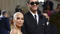 Kim Kardashian dan Pete Davidson di Met Gala 2022. (Evan Agostini/Invision/AP)