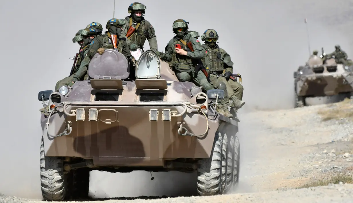Lebih dari 200 unit kendaraan lapis baja dan bermotor, helikopter Mi-8, Mi-17 dan Mi-24, pesawat Su-25, Su-30 dan Il-76, penerbangan tak berawak dan kapal tempur terlibat dalam pelatihan tersebut. (AP Photo/Vladimir Voronin)