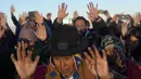 Masyarakat Adat Aymara menerima sinar matahari pertama dalam ritual Tahun Baru di gunung suci Apacheta Murmutani di pinggiran Hampaturi, Bolivia, Rabu dini hari, 21 Juni 2023. (AP Photo/Juan Karita)