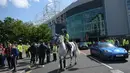 Polisi berkuda berada di luar Stadion Old Trafford, usai penemuan benda mencurigakan di salah satu tribun, Inggris, Minggu (15/5). Penemuan benda mencurigakan itu membuat Laga terakhir Liga Inggris antara MU Vs Bournemouth ditunda. (Oli SCARFF/AFP)