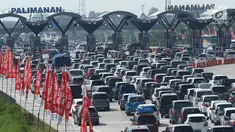 Kendaraan pemudik mengantre memasuki gerbang tol Palimanan, Cirebon, Jawa Barat, Rabu (21/6). Puncak arus mudik Lebaran 2017 di ruas tol tersebut diprediksi terjadi pada H-3 lebaran. (Liputan6.com/Gempur M Surya)